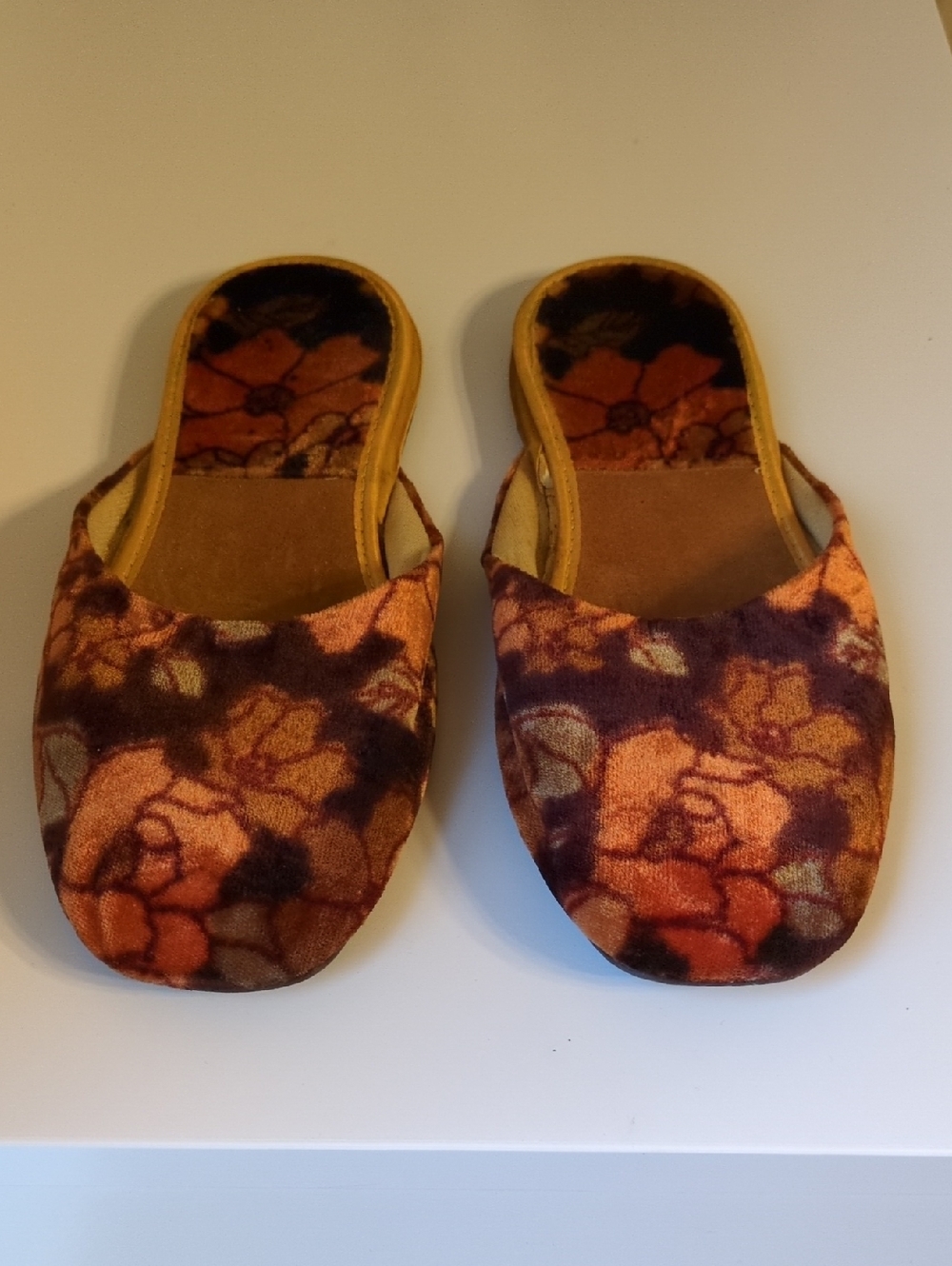 Floral Velvet Slip-On Women’s Slippers in Brown and Orange